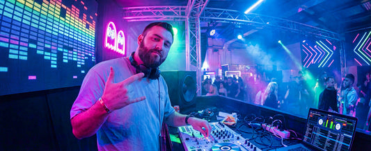 KeoBin rechargeable PAR lights creating professional DJ stage lighting atmosphere